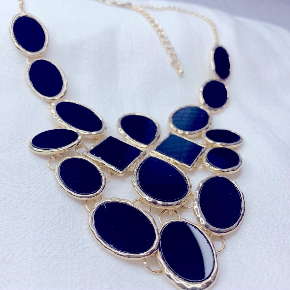 Exaggerate Gold Plated Black Oval Shaped Resin Chandelier Necklace - Picture 4 of 8